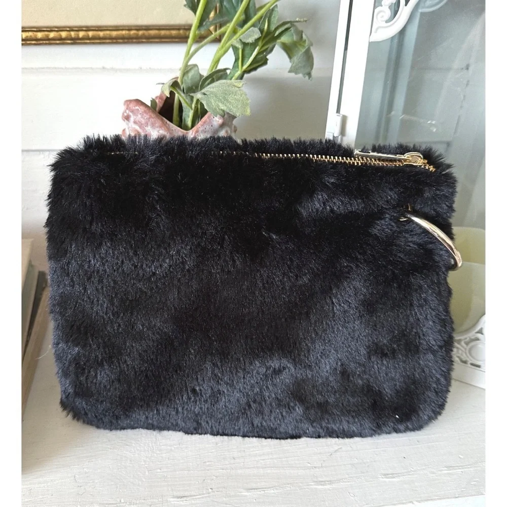 Universal Thread Set of 2 clutches